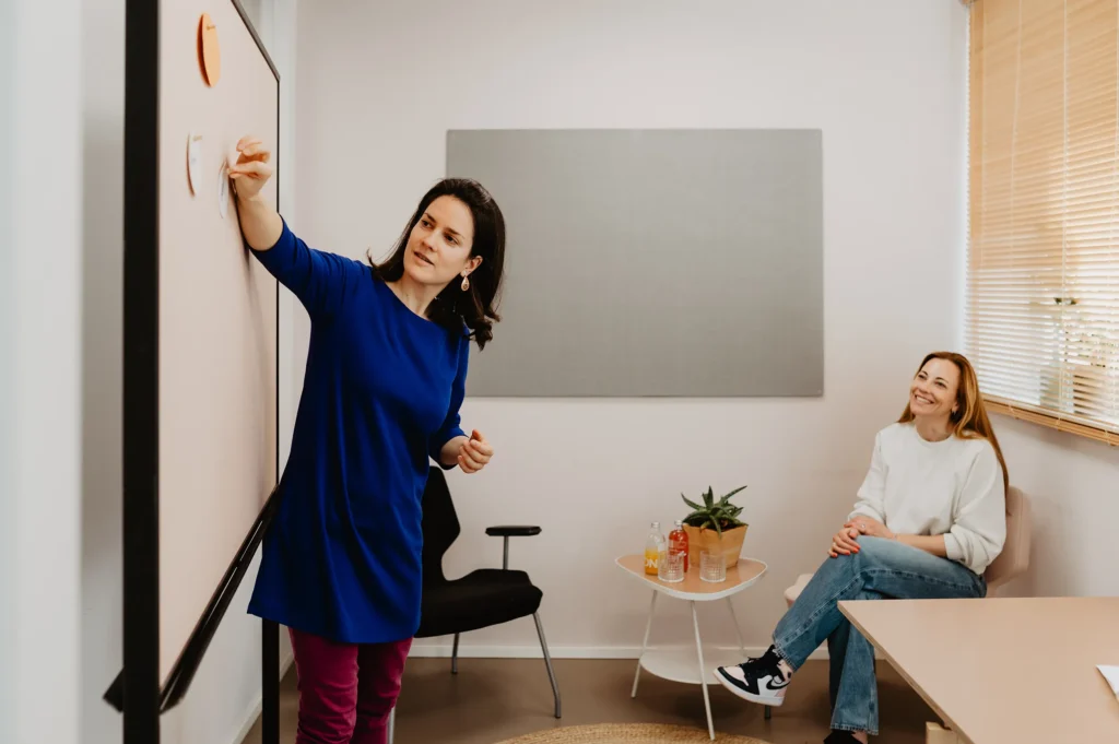 Zwei Personen sitzen im kleinen Cosachingraum